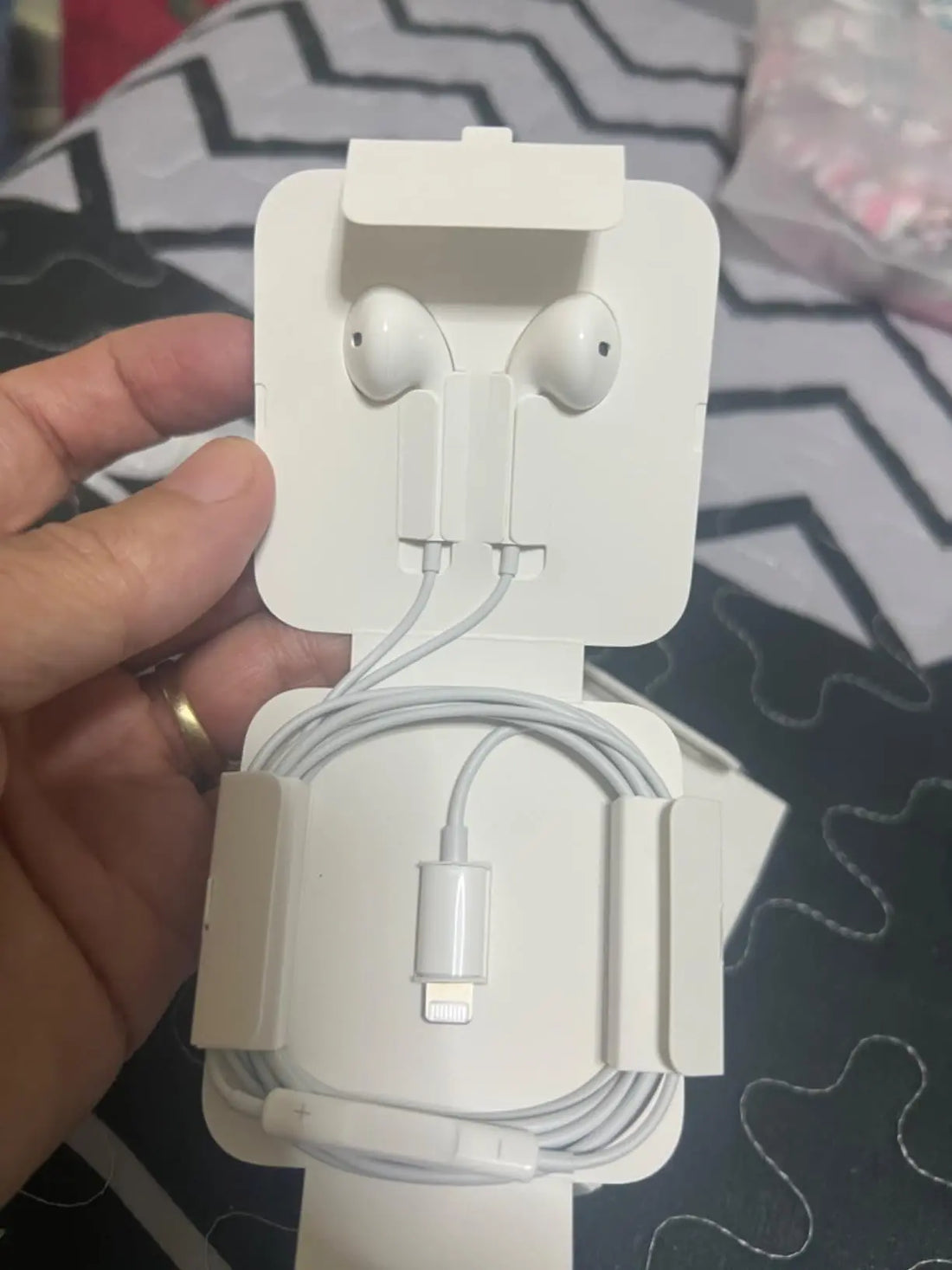 Apple EarPods Lightning Reviews: Original Sound Pakistan