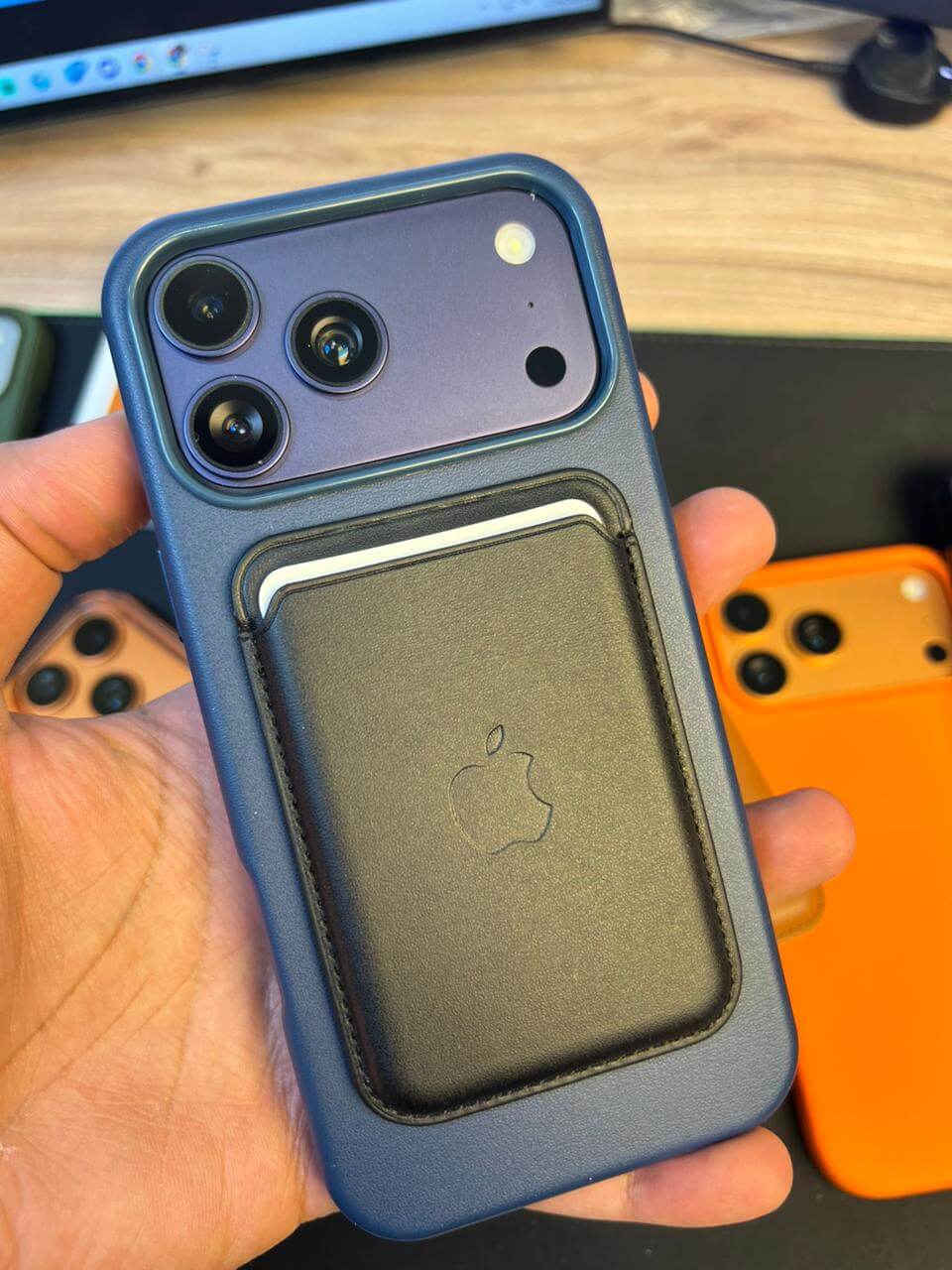 iPhone Leather Wallet with MagSafe IC Animation